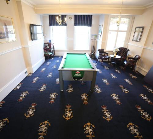拉姆斯盖特皇家坦普尔游艇俱乐部住宿加早餐旅馆的客厅配有台球桌