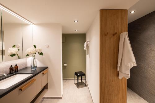切勒里纳凯萨罗萨兹酒店 - 食物之家的一间带水槽和镜子的浴室