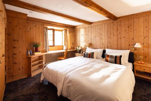 切勒里纳凯萨罗萨兹酒店 - 食物之家的卧室设有白色大床和木墙