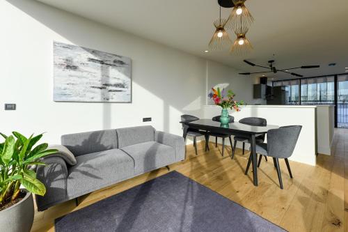 奥斯特韦克12A, Luxe & Uniek - Bioscoopzaal - Terras - Uitzicht的客厅配有沙发和桌子