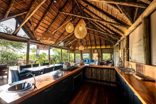 RammuSouth Okavango - Omogolo Hideaways的一个带吧台和酒吧的户外厨房