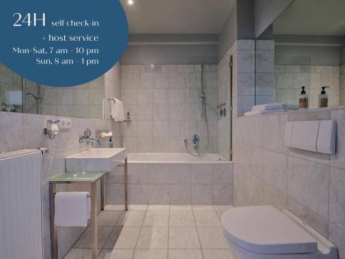 科隆Classik Hotel Antonius的带浴缸、卫生间和盥洗盆的浴室
