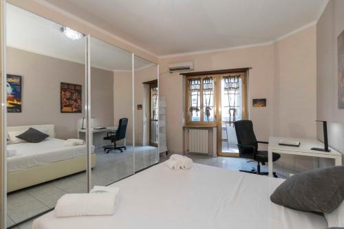 都灵MM Bengasi Modern Apartment的一间卧室配有两张床和一张桌子及椅子