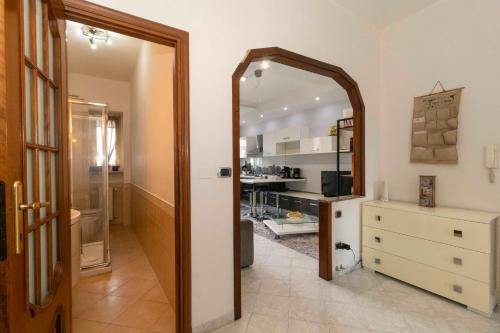 都灵MM Bengasi Modern Apartment的带镜子和梳妆台的客房以及厨房
