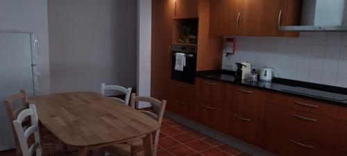 法蒂玛Casa com ALma的厨房配有木桌和桌椅