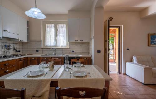 阿布鲁齐的罗塞托Amazing Home In Roseto Degli Abruzzi With Kitchen的一间带桌椅的厨房和一间带沙发的厨房