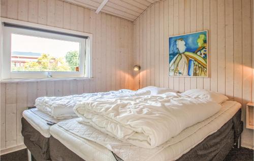 BrejningBeautiful Home In Brkop With Wifi的窗户客房内的一张大床