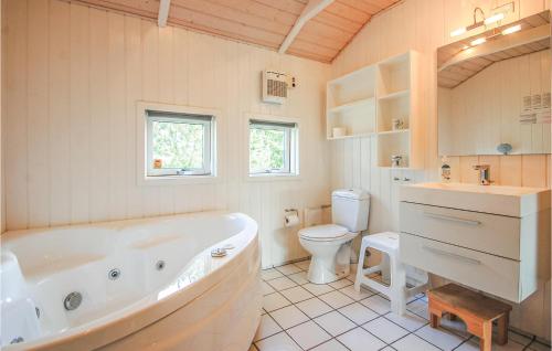 BrejningBeautiful Home In Brkop With Wifi的白色的浴室设有浴缸和卫生间。