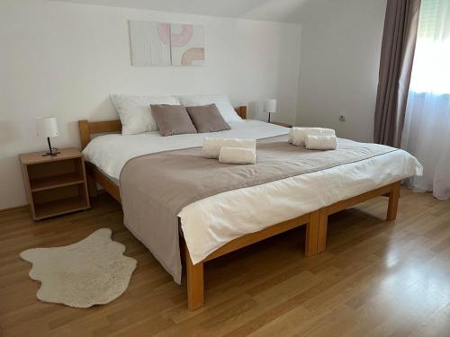 ZemunApartman Magnolija的一间卧室配有一张大床和两个枕头