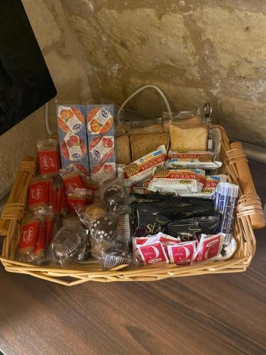 巴里Dimora Pietra Antica的桌上装满食物和小吃的篮子