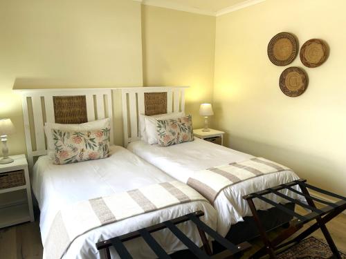 阿多Adrenalin Addo Manor House的一间卧室配有两张带枕头的床。
