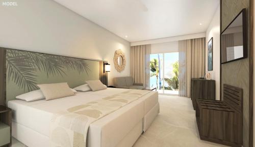勒莫尔尼Riu Turquoise - All Inclusive的卧室配有一张白色大床
