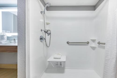 威奇托Hawthorn Extended Stay by Wyndham Wichita Airport的带淋浴和盥洗盆的白色浴室