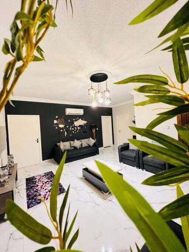 亚喀巴Luxury 4-bedrooms apartment的带沙发和一些植物的客厅