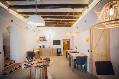 Torá de RulbregosCastell de l'Aguda的一间带桌椅的用餐室和一间带厨房的房间