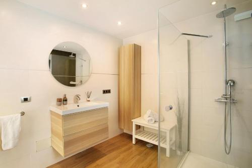 莫甘Villa Tauro 31的一间带水槽和淋浴的浴室