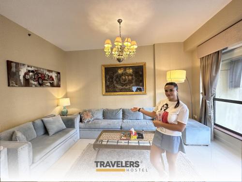 迪拜Travelers - Dubai Marina Hostel的女人站在客厅里