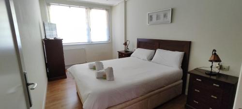 蒙达卡Mundaka Beach flat parking privado的一间卧室配有一张带两张蜡烛的床。