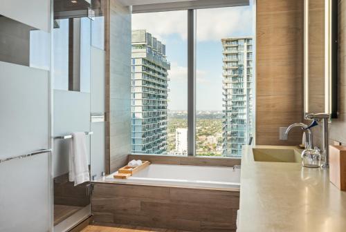 迈阿密EAST Miami的带浴缸的浴室和大窗户