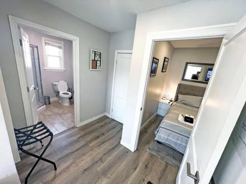 汉密尔顿Hamilton Mountain Plaza - Smart Home - Main Floor的客房设有一张床和一间带卫生间的浴室