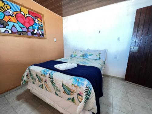 巴伊亚福尔莫萨Verano House BF的一间卧室配有一张壁画床