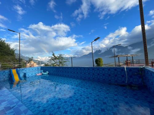 萨帕Thạch Gia Trang Sapa的一座蓝天背景的游泳池