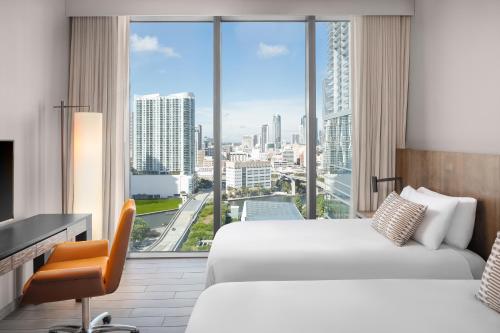 迈阿密EAST Miami的酒店客房设有两张床和大窗户。