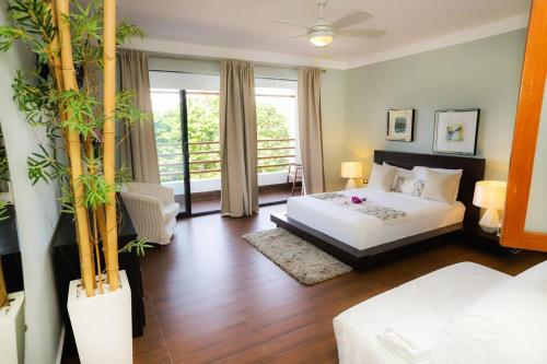 拉斯特拉纳斯RIBERAMAR Las Terrenas, Samana的酒店客房设有一张床和一个阳台。