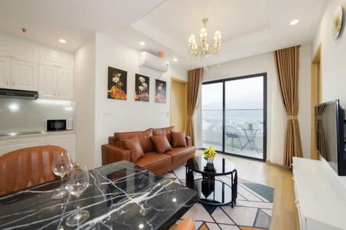 归仁TMS Apartment View Biển Luxury Quy Nhơn的客厅配有沙发和桌子