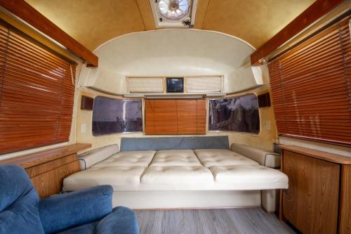 阿马里洛Big Texan Airstream的中间设有一张床的小房间