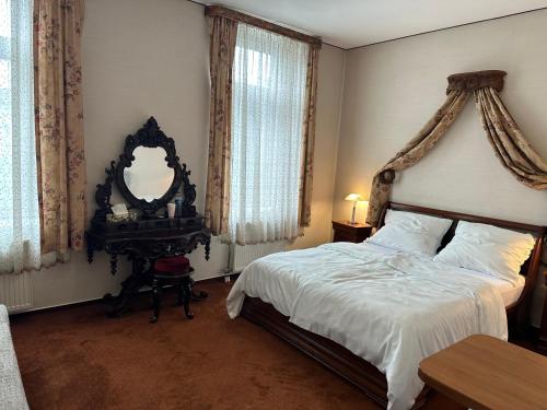 恰德察Penzión TATRA INN的一间卧室配有一张床、镜子和一张桌子