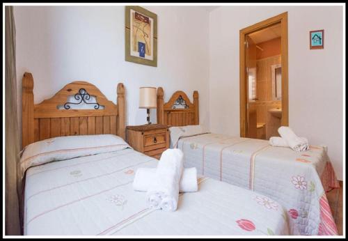 托罗克斯科斯塔Villas Cañada的一间卧室配有两张床和镜子