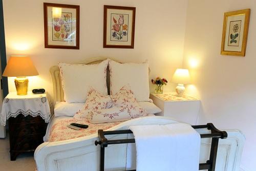 HolmwoodBlackbrook House的一间卧室配有一张带枕头的床和两盏灯。