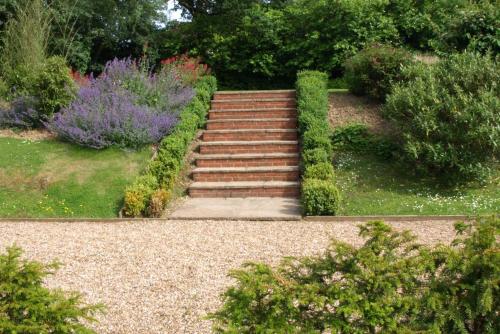 HolmwoodBlackbrook House的花卉园里的一套楼梯