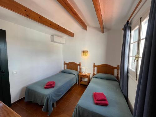 福尔内利斯MISTRAL 10 by SOM Menorca的带窗户的客房内设有两张单人床。