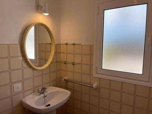 福尔内利斯MISTRAL 10 by SOM Menorca的一间带水槽和镜子的浴室