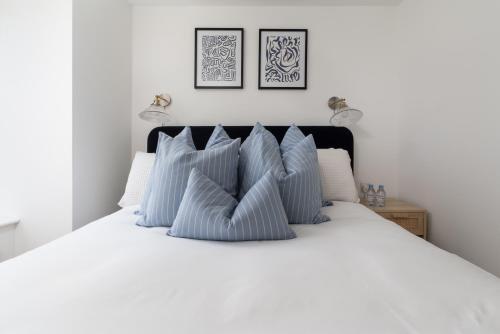 彭赞斯Après Beach Apartment Sleeps 4 Penzance的一间卧室配有白色床和蓝色枕头