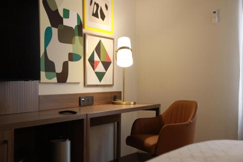 杜兰戈杜兰戈假日酒店的客房配有带台灯和椅子的书桌