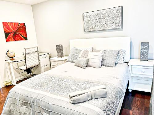 洛杉矶Modern 2-Bedroom Haven in the Heart of LA- HUD-VP的卧室配有一张白色大床和一张书桌