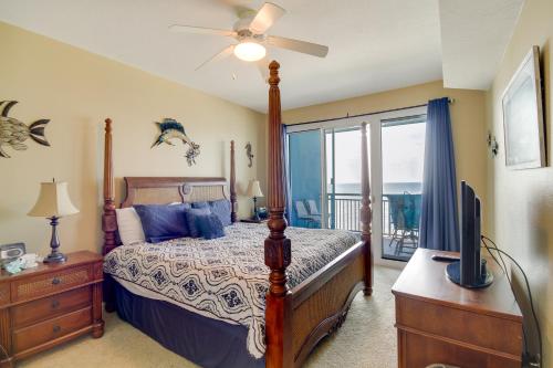 格尔夫波特Beachfront Gulfport Vacation Rental with Balcony!的一间卧室设有一张床、一台电视和一个窗口。