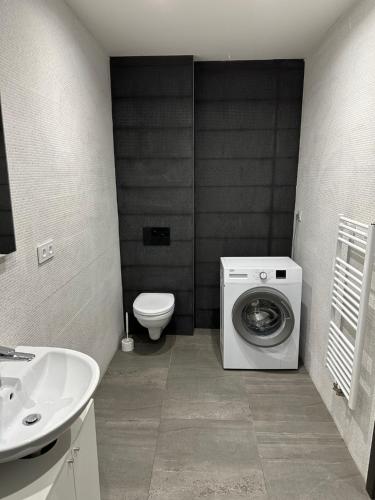 布拉格Byt apartman 73m2 for 4people ALL NEW! 2023的一间带洗衣机和卫生间的浴室
