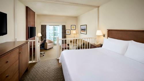 伦敦莱姆布莱特尔旅馆及会议中心贝斯特韦斯特PLUS酒店的酒店客房设有一张大床和一台电视。