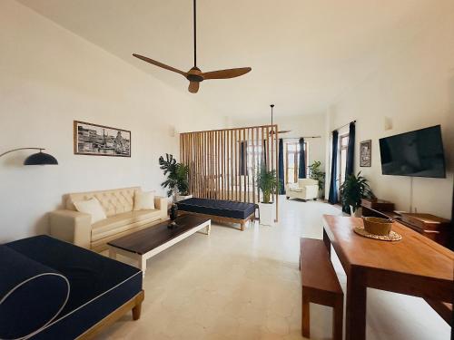 卡塔赫纳Amara Living的带沙发和吊扇的客厅