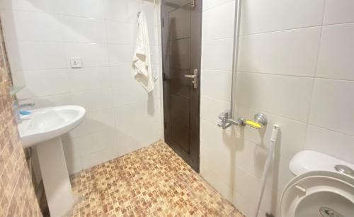 伊斯兰堡Viceroy Luxury Hotel Apartments Islamabad的带淋浴、盥洗盆和卫生间的浴室