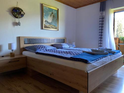 阿布特瑙Haus Sperleiten的一间卧室配有一张带蓝色床单的大床