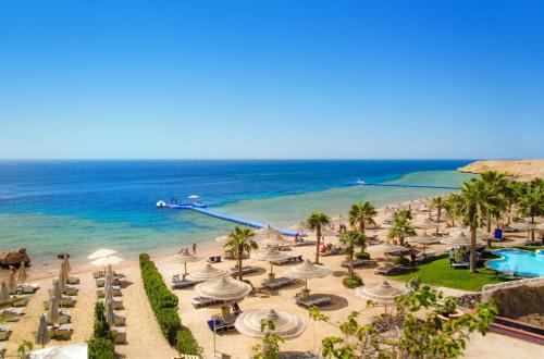 沙姆沙伊赫Royal Savoy Sharm El Sheikh的享有棕榈树海滩和大海的景色