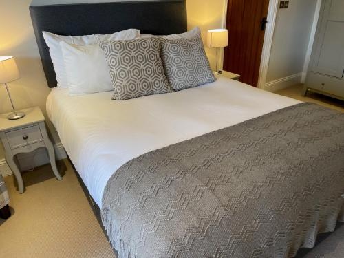 库克姆The Crown of Cookham的一间卧室配有一张带枕头的大床