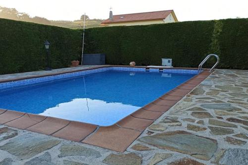 费罗尔Casa con piscina muy cerca de las playas de San Xurxo y Doniños的庭院里的一个大型游泳池,有树 ⁇ 