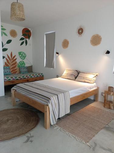 Rodrigues IslandIZAVA LODGE的一间卧室配有一张木架大床