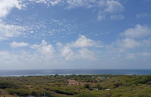 Rodrigues IslandIZAVA LODGE的从山顶上可欣赏到海景